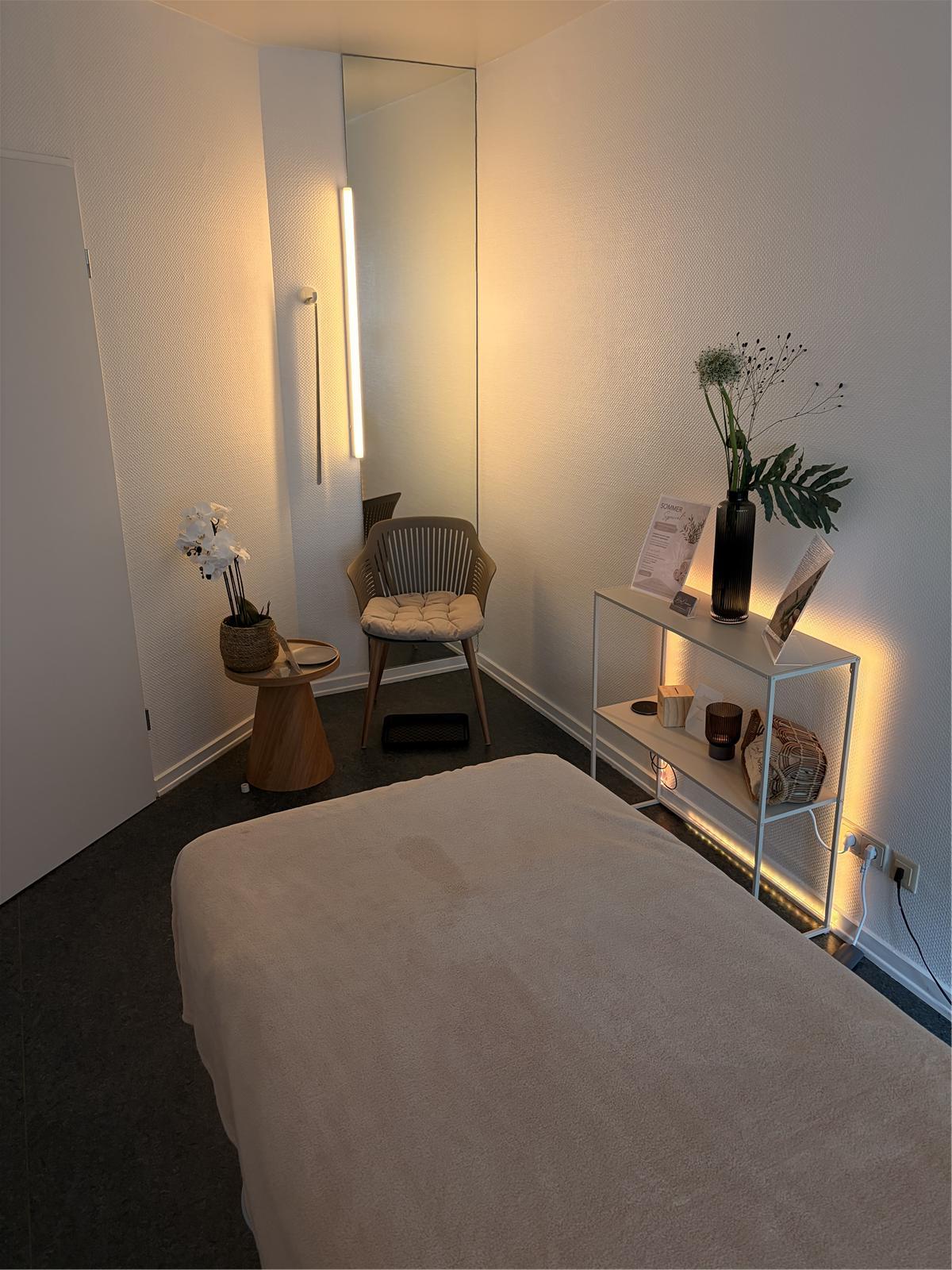 massageraum-pia-oworu-hamburg-winterhude Der Massageraum von Pia Oworu in Hamburg-Winterhude – warmes Licht, Massageliege und ruhige Atmosphäre